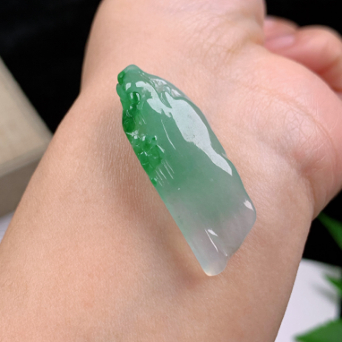 天然翡翠A货飘阳绿随形特色山水挂件玉坠吊坠送金扣