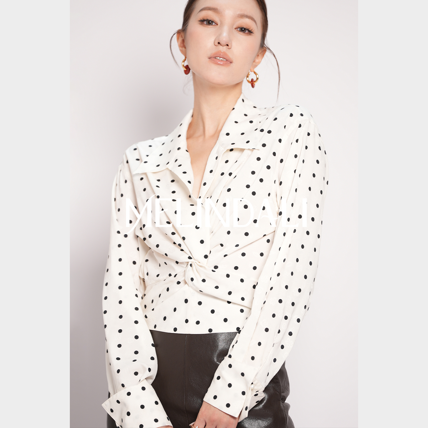 Melinda Li【优雅风尚】职场通勤波点V领交叉围裹式上衣长袖衬衫