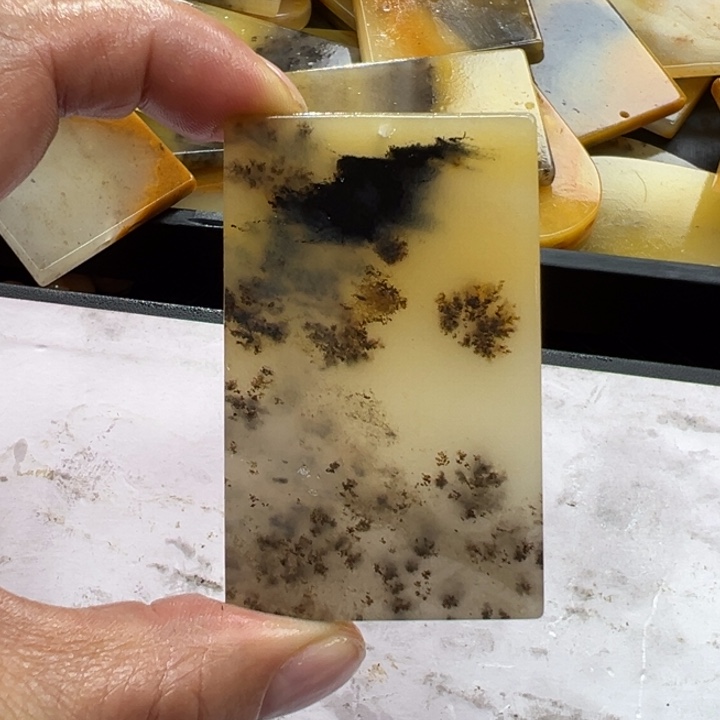 石英质玉（黄龙玉）颈饰未镶嵌