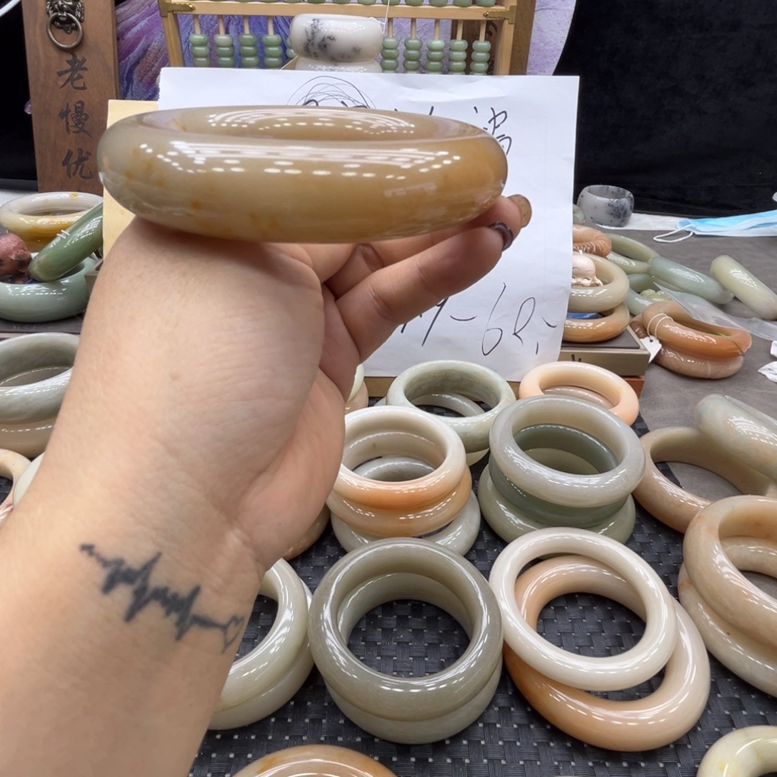 小***°石英质玉未镶嵌手镯