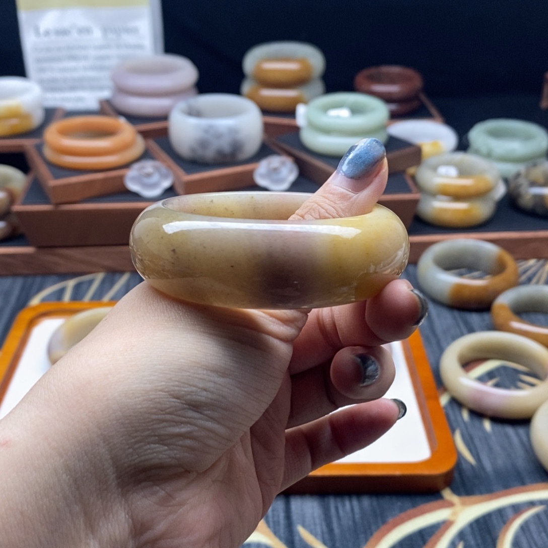 ˗***n石英质玉未镶嵌手镯