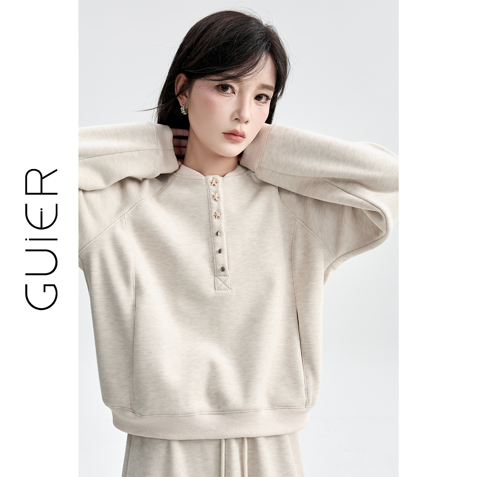 「GUIER」半开领加绒卫衣女2025秋冬简约休闲百搭宽松上衣JT0022