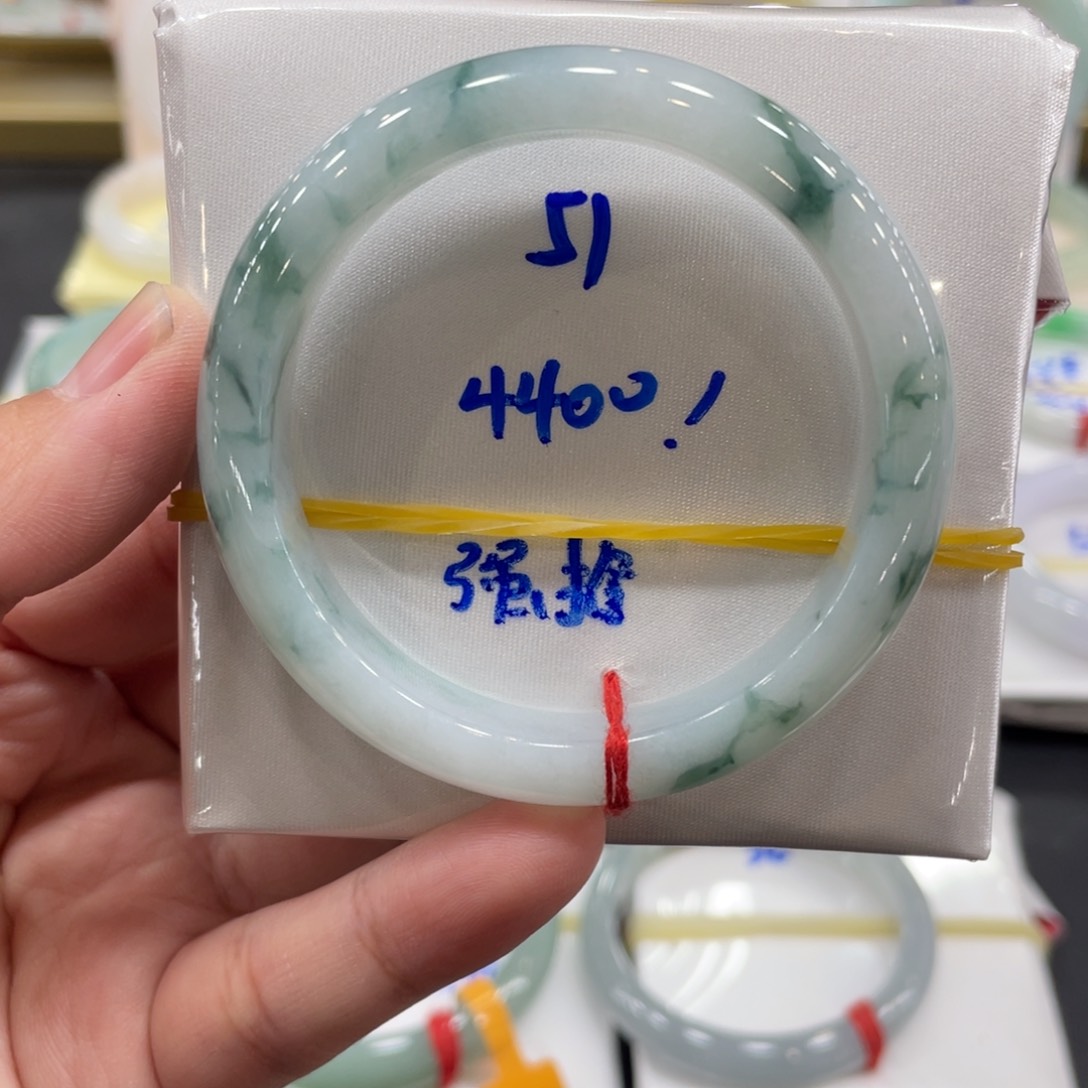 翡翠手镯未镶嵌翡翠手镯