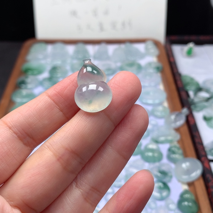 颈饰未镶嵌翡翠冰种飘花葫芦