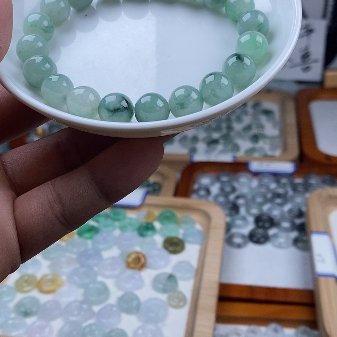 翡翠颈饰未镶嵌圆珠手串