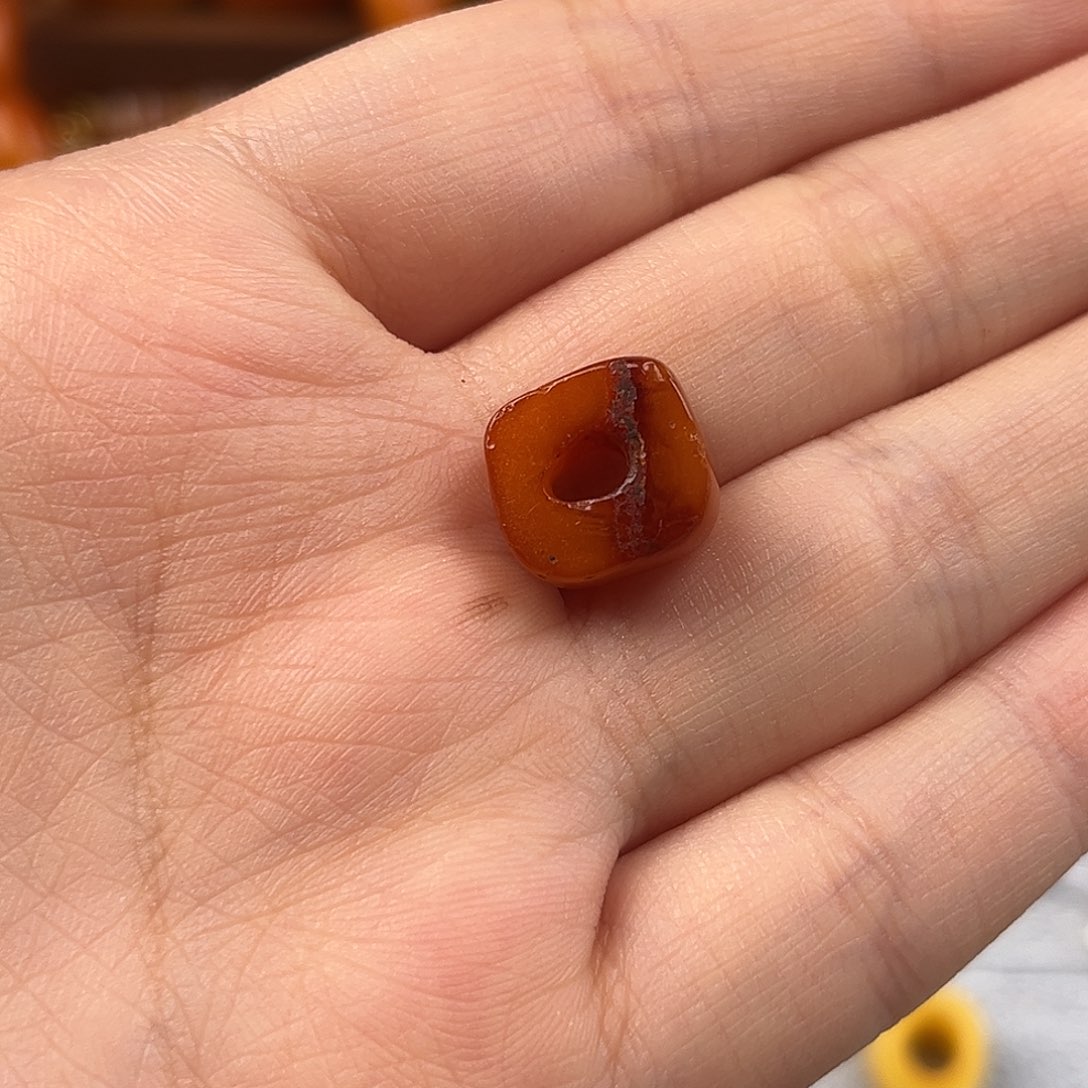 二***巴琥珀未镶嵌颈饰老蜜蜡