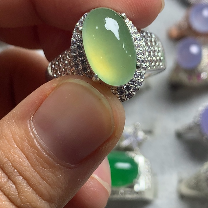 翡翠未镶嵌戒指铜托，卖裸石，需要二次镶嵌