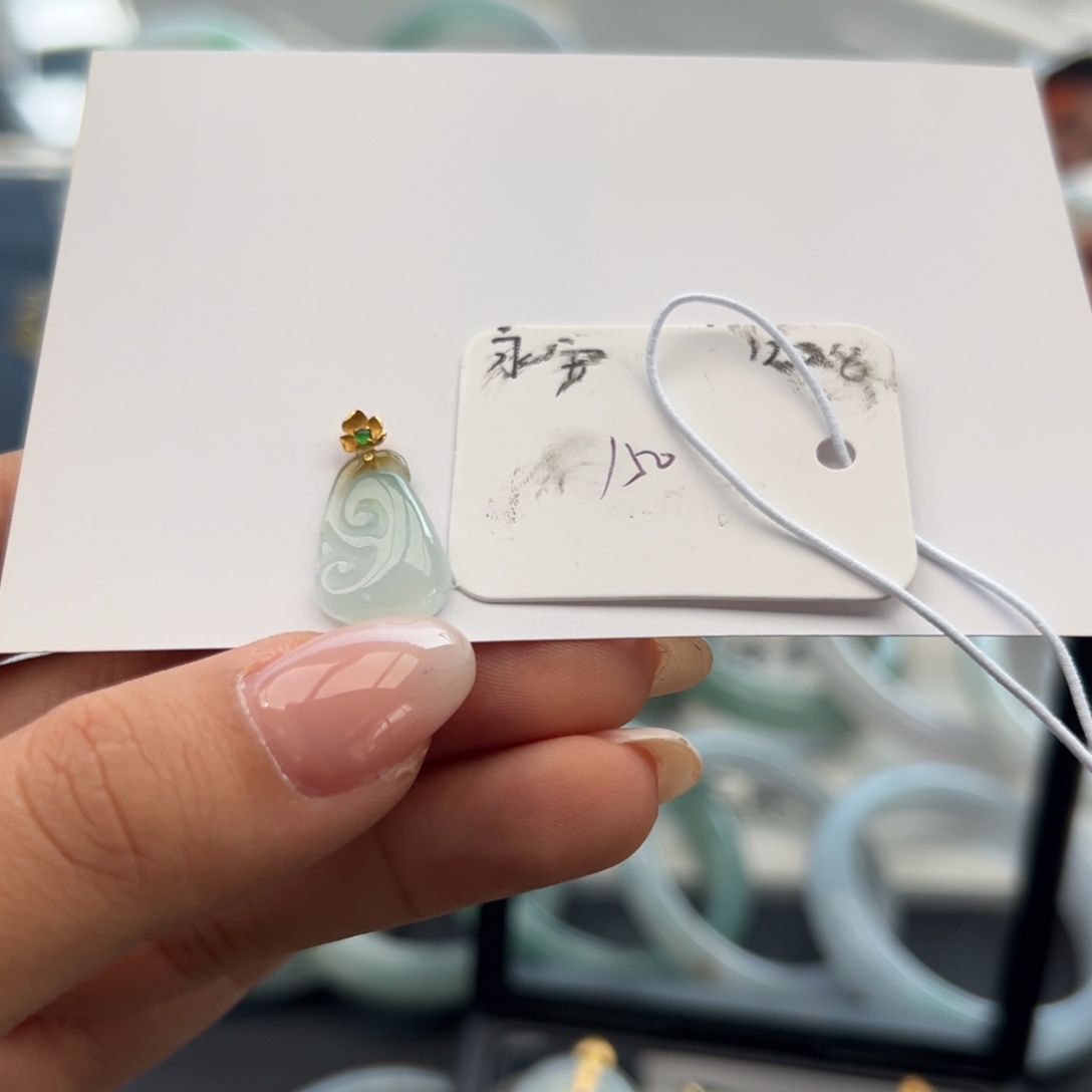 颈饰18K金镶嵌翡翠
