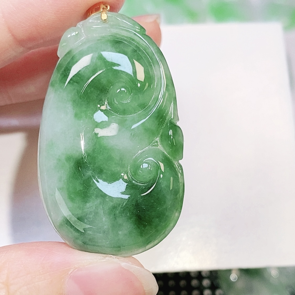 天然翡翠A货 冰飘花辣绿色翡翠如意吊坠42-25.6-5.7mm