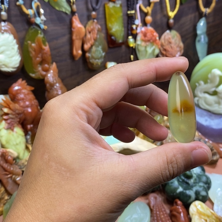 蛇纹石玉未镶嵌颈饰