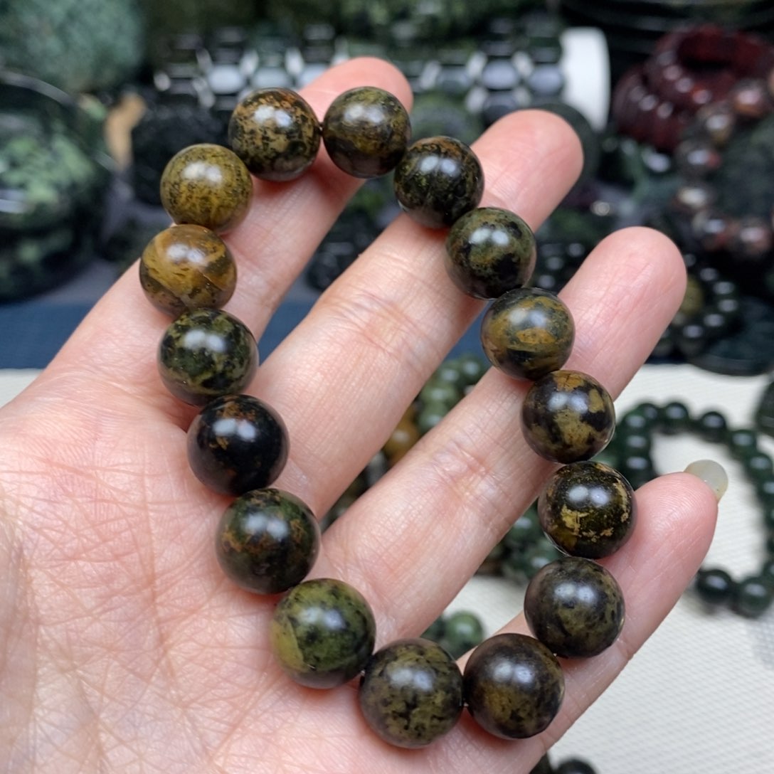 蛇纹石玉手链未镶嵌12mm，17颗