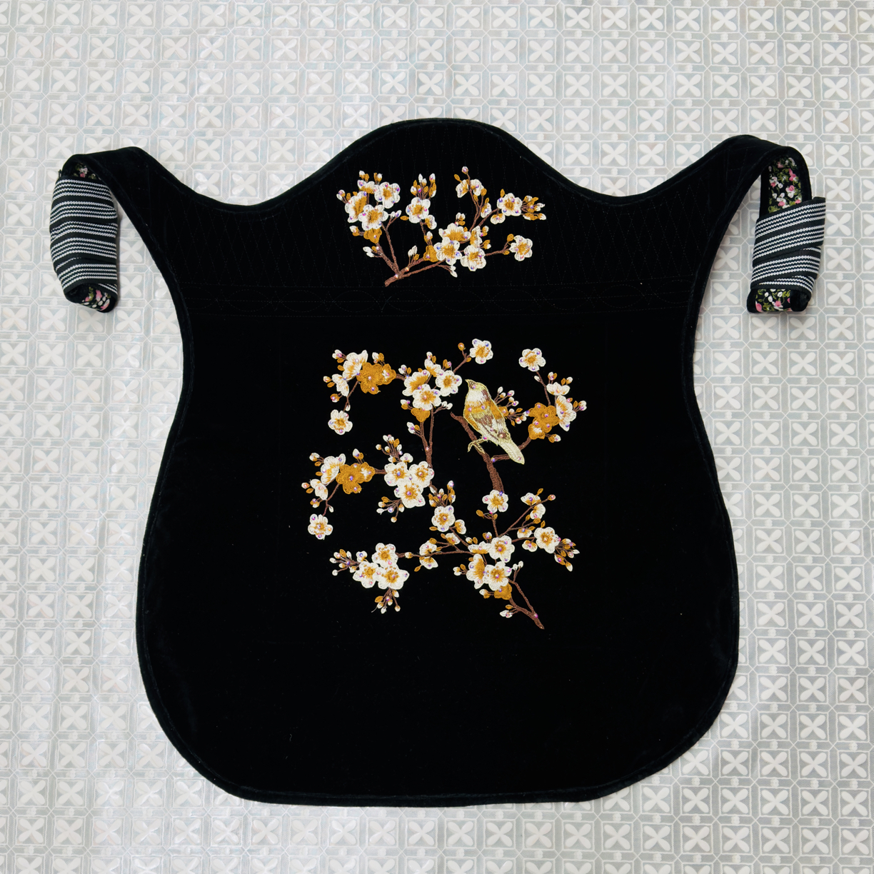 中号绣花背带用于4岁以内尺寸 79cm×66cm下单赠送115cm×100cm毛毯