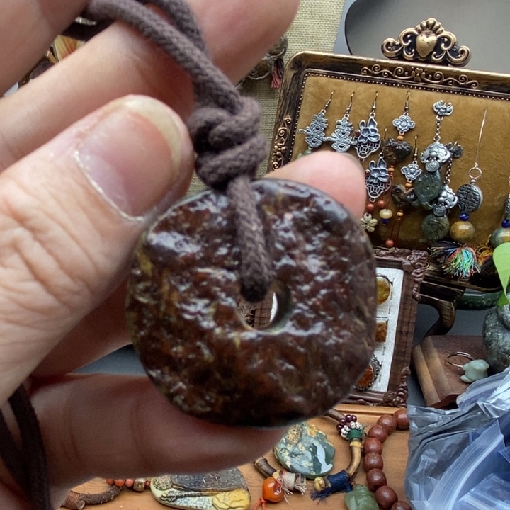 未镶嵌岫岩河磨玉（透闪石质玉）挂件