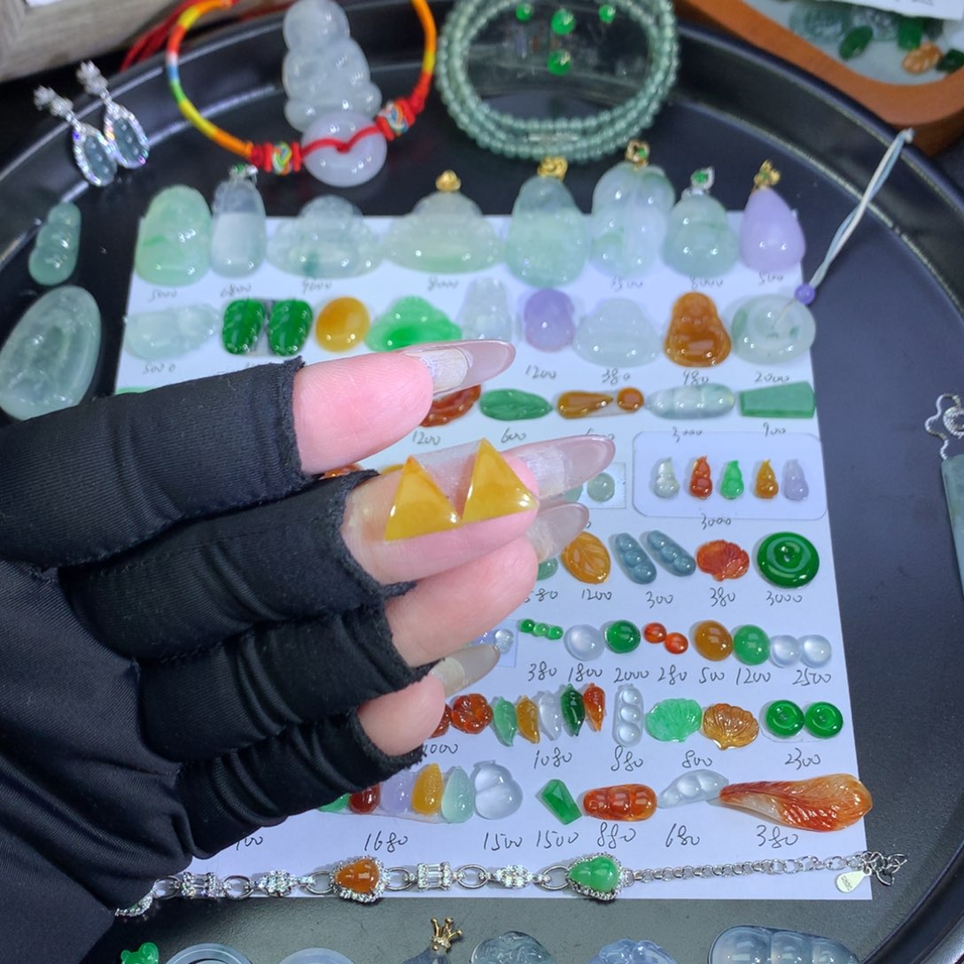 翡翠未镶嵌吊坠(不含链)黄三角