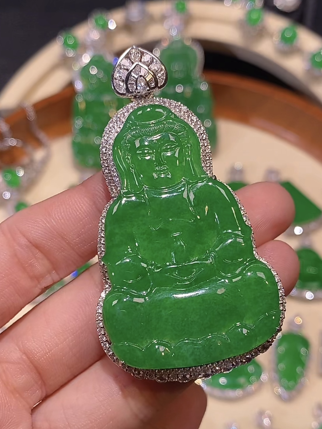 【伊玥珠宝】天然缅甸翡翠A货 阳绿大观音吊坠