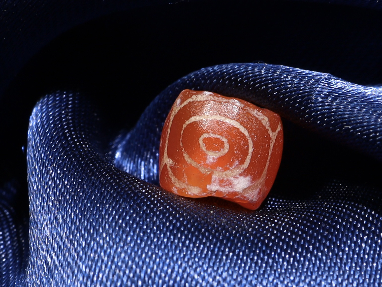 三眼复眼一期蚀花红玉髓桶珠子，尺寸8.3×6.8mm
