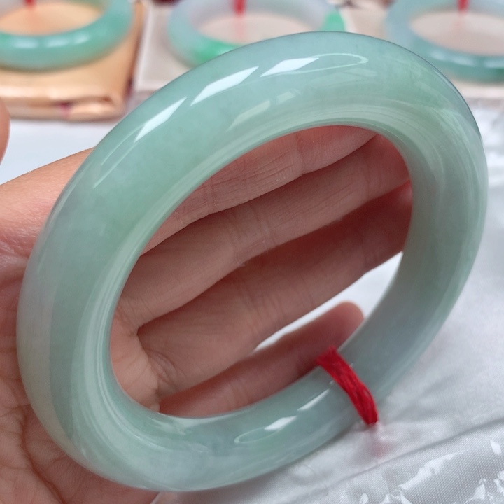 翡翠手镯未镶嵌胖圆葡萄肉