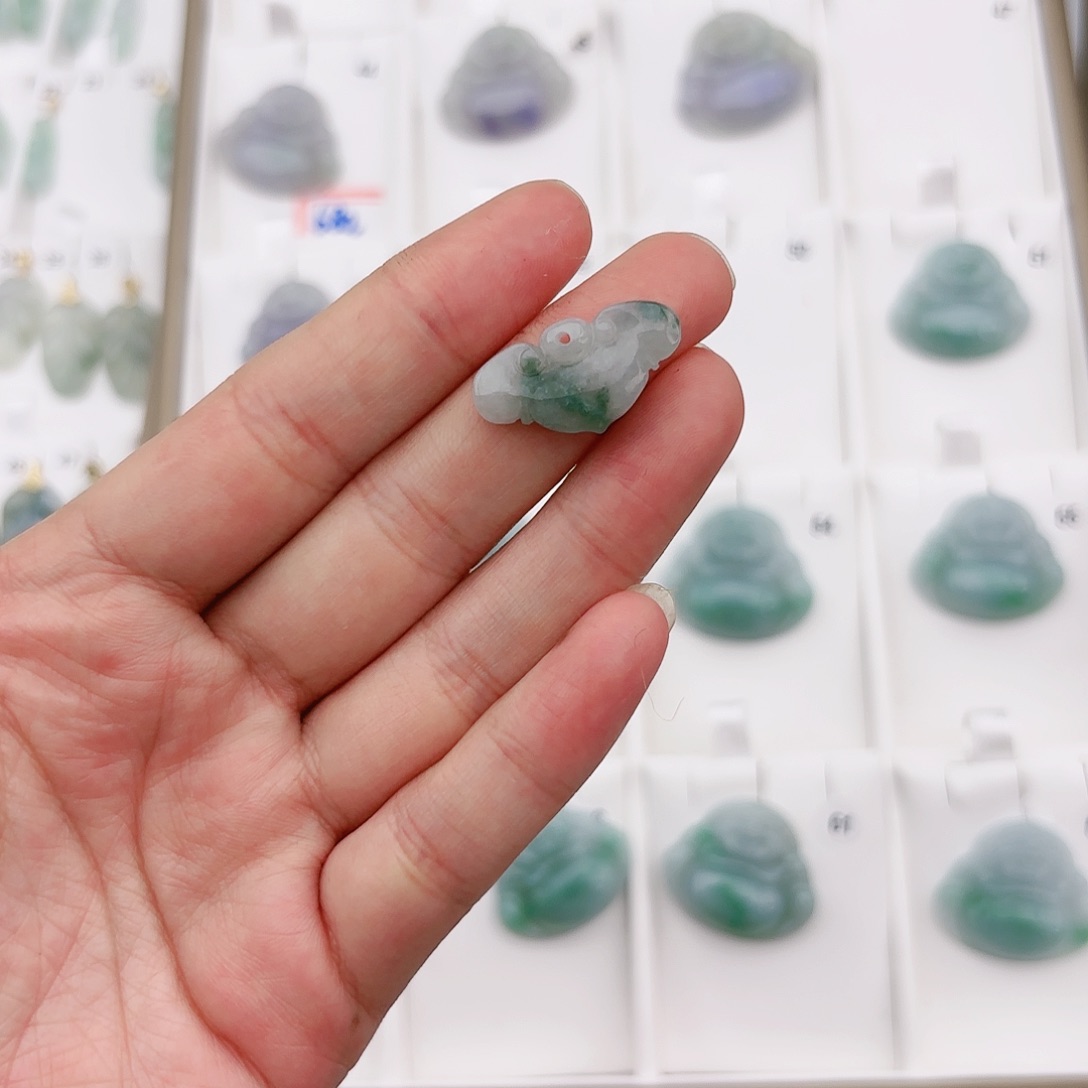 翡翠颈饰未镶嵌如意