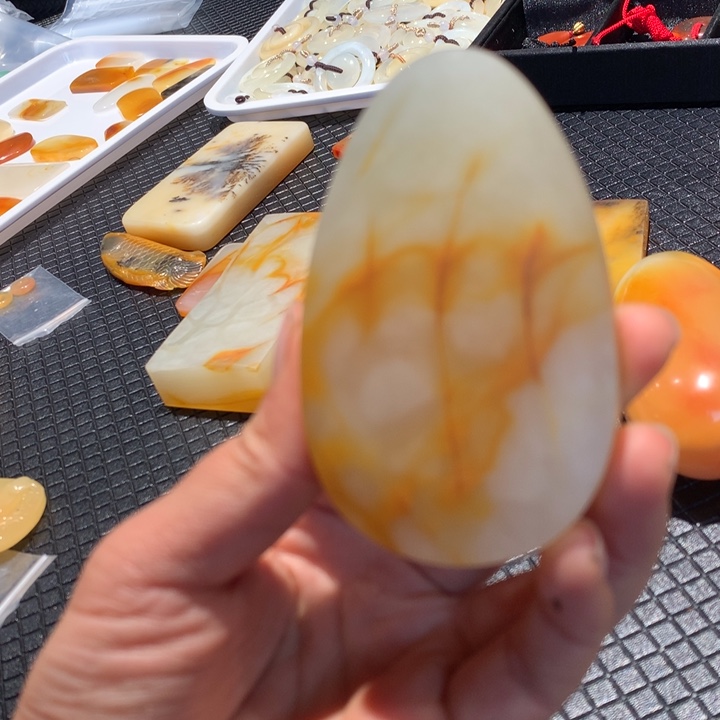 石英质玉（黄龙玉）未镶嵌颈饰