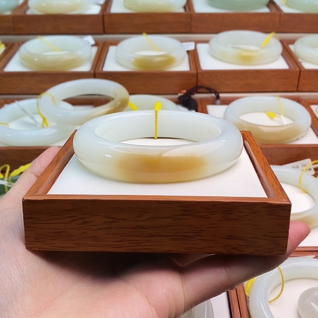 和田玉（糖玉）手镯未镶嵌石*