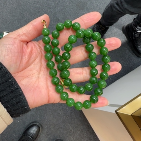 和田玉颈饰未镶嵌俄罗斯卡10冰辣阳绿，小点