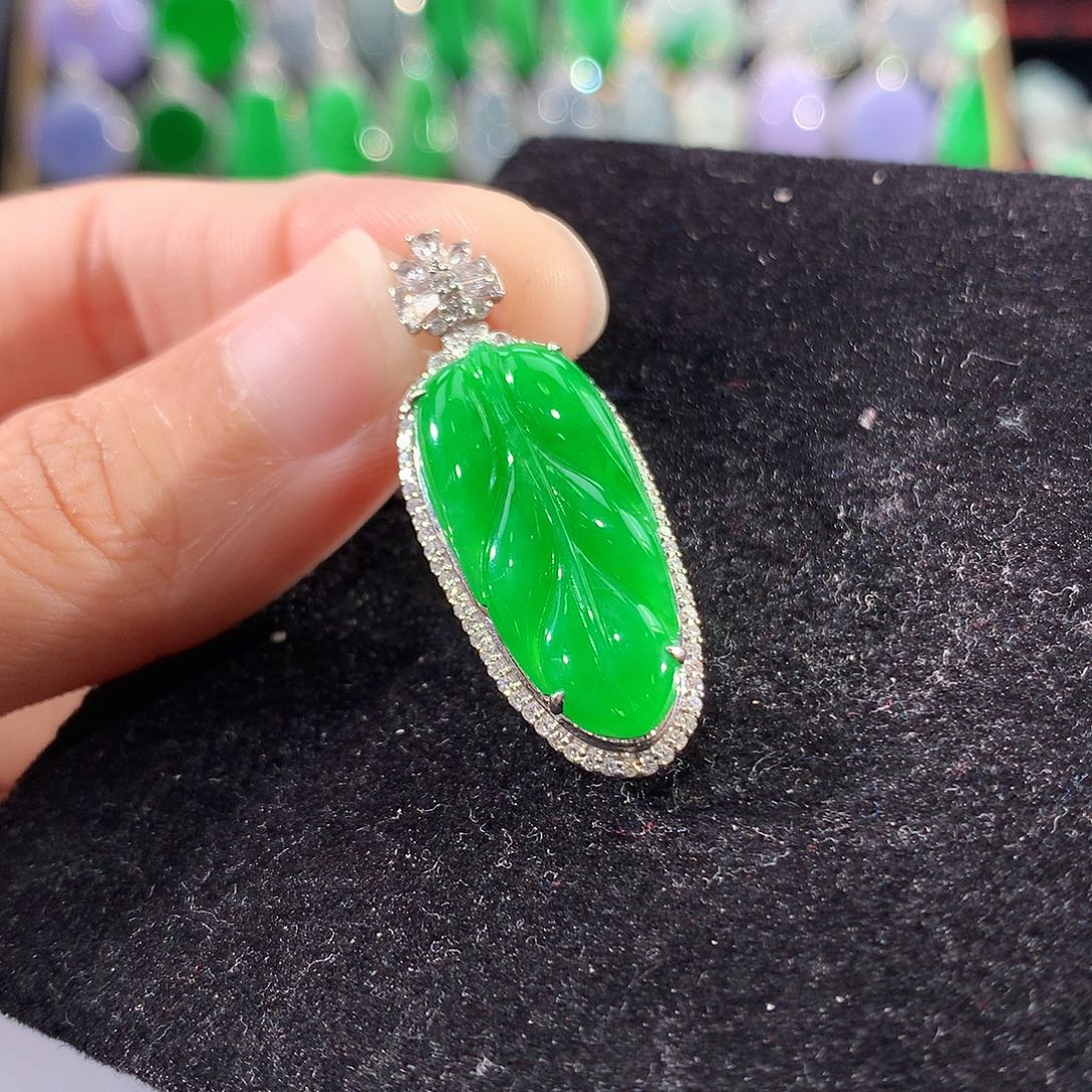 翡翠18K金镶嵌颈饰