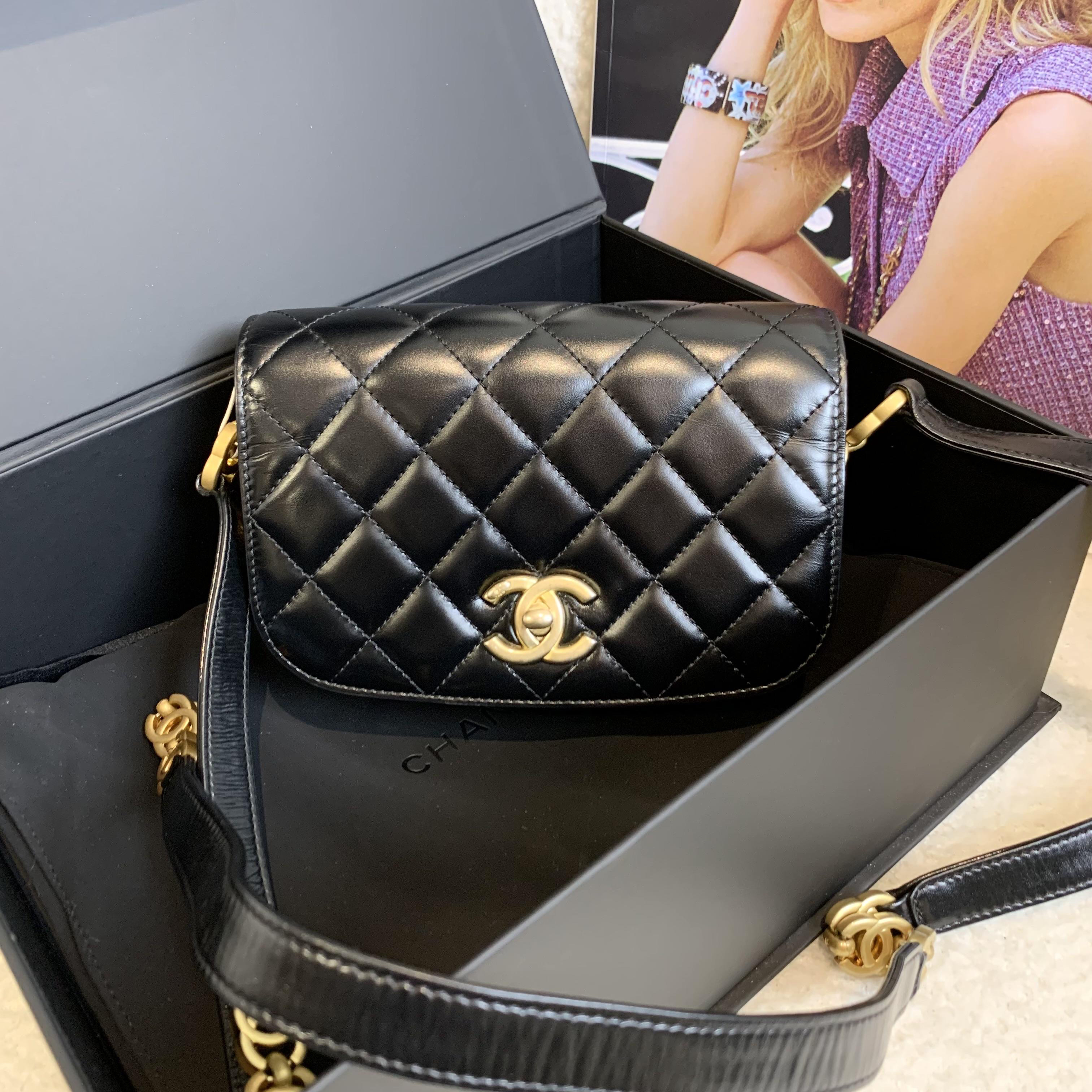 99新 Chanel/香奈儿 壹臻/22A黑金logo肩带马鞍包 44605035