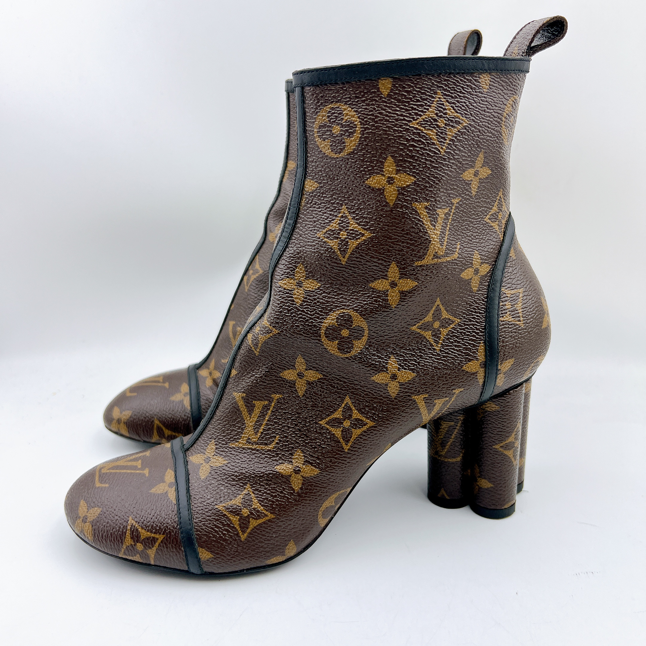 95新 LouisVuitton/路易威登 37码/经典老花满印高跟短靴/BM00572
