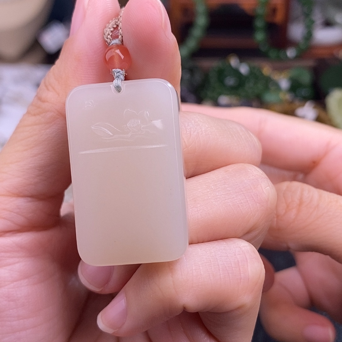 和田玉熟藕粉脂膏级清货价吊坠莲花未镶嵌