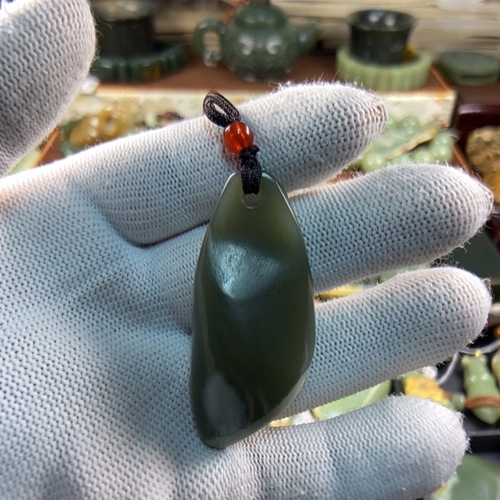 透闪石质玉未镶嵌吊坠(赠链)
