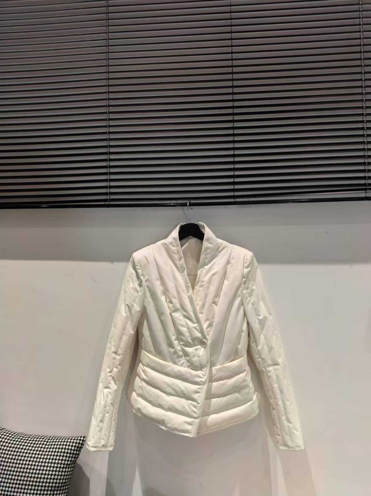 (李老板)新款轻薄修身显瘦羽绒服（衣长60左右）