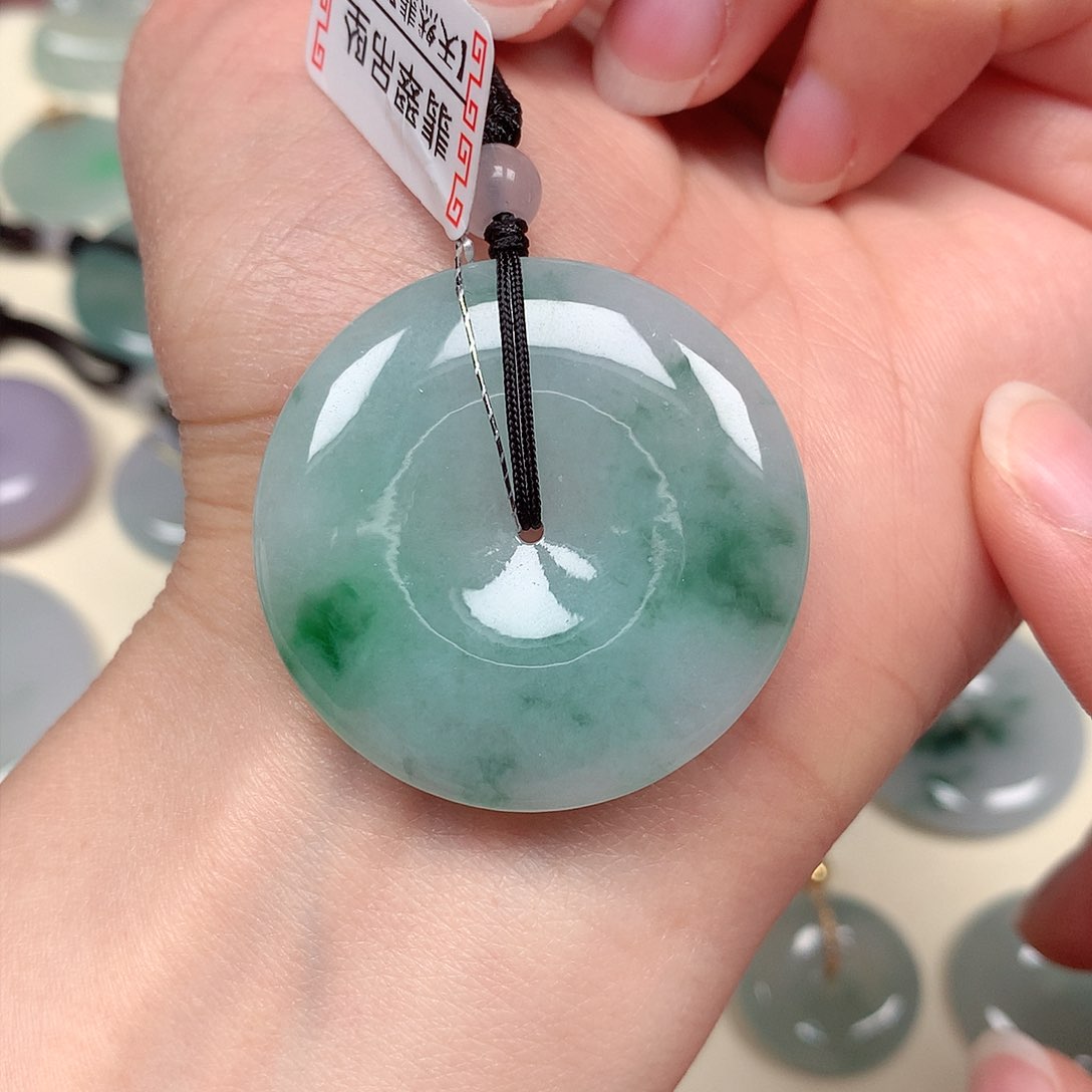 翡翠颈饰未镶嵌桂****子平安扣