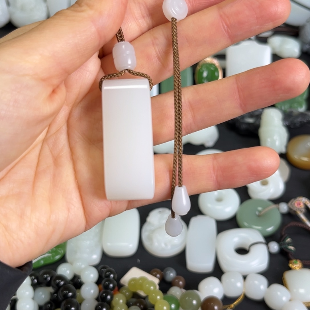 和田玉未镶嵌吊坠(赠链)