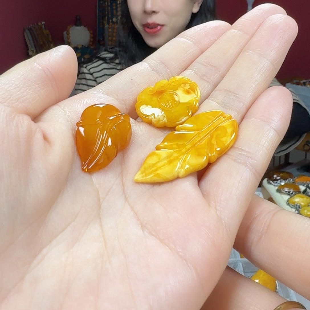 蜜蜡未镶嵌颈饰吊坠一组