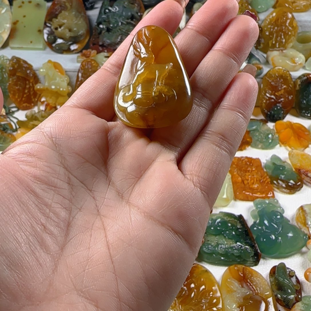 蛇纹石玉颈饰未镶嵌