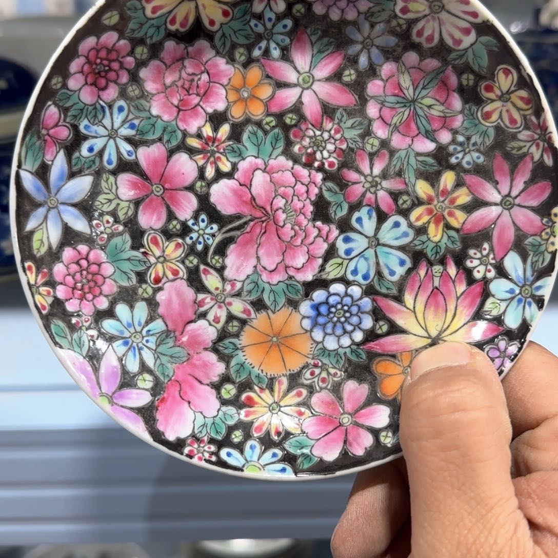 瓷片瓷器上用白泥雕刻了两