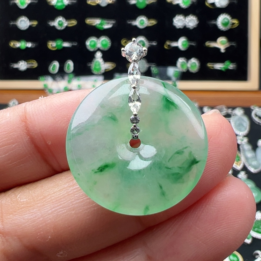 翡翠18K金镶嵌颈饰扣