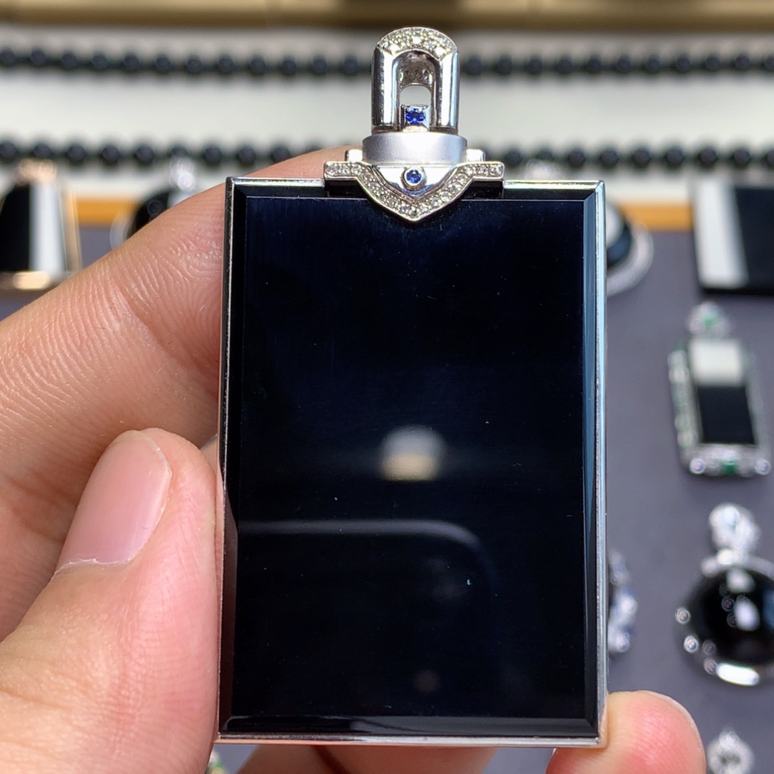 颈饰18K金镶嵌翡翠墨翠无事牌