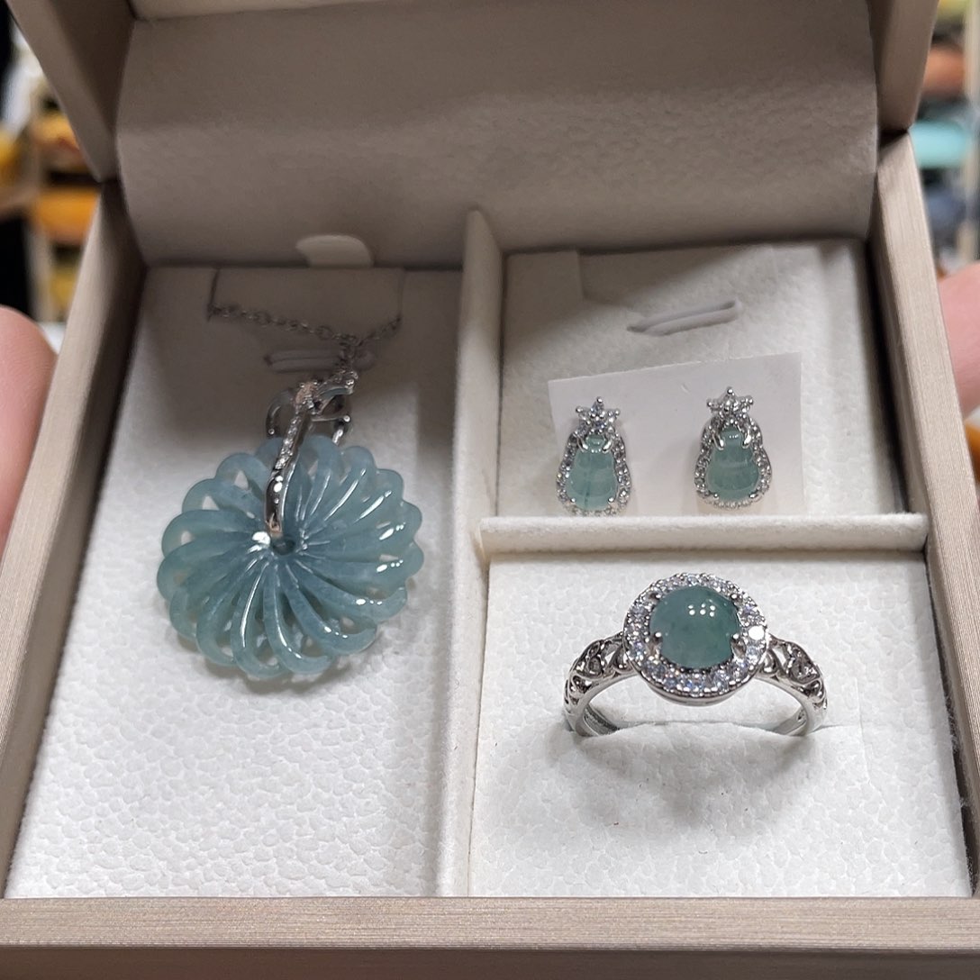 翡翠颈饰未镶嵌翡翠一套