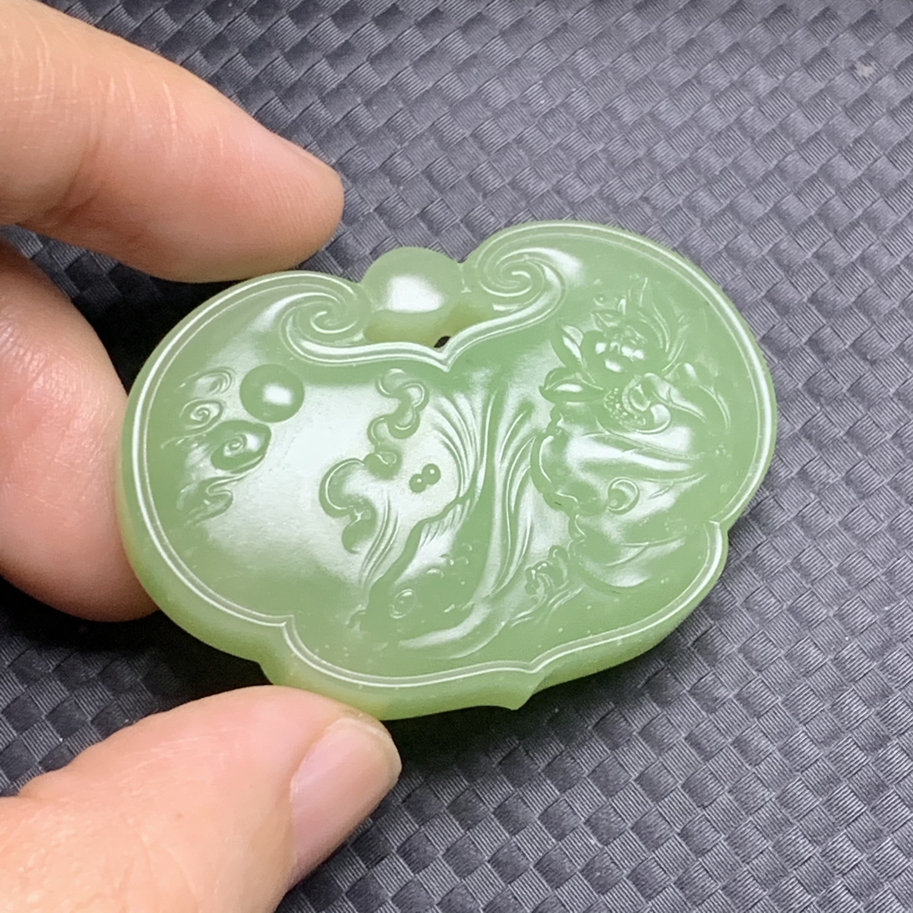 和田玉翠青荷花鱼如意锁精美吊坠