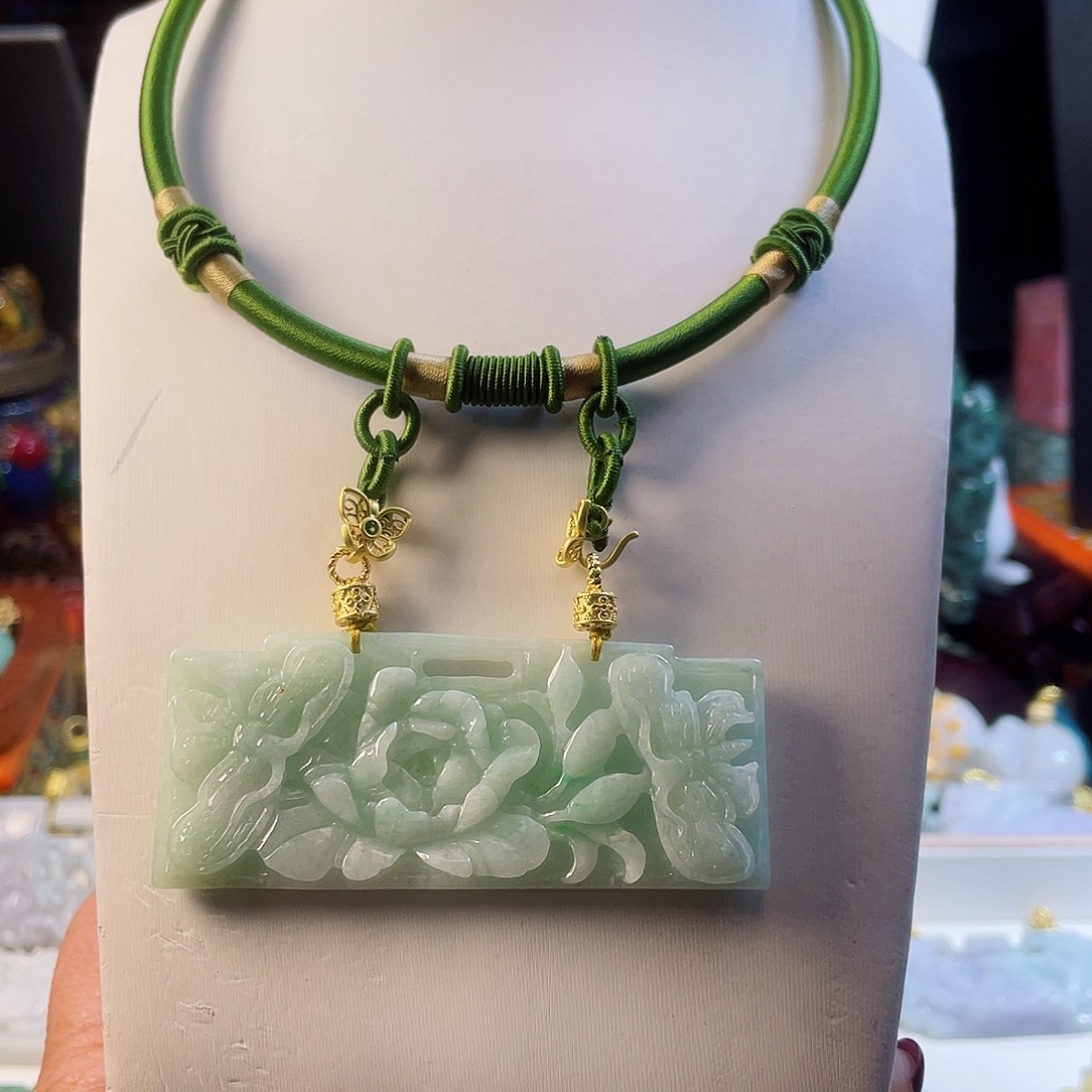 翡翠颈饰未镶嵌翡翠蝶恋花长锁片