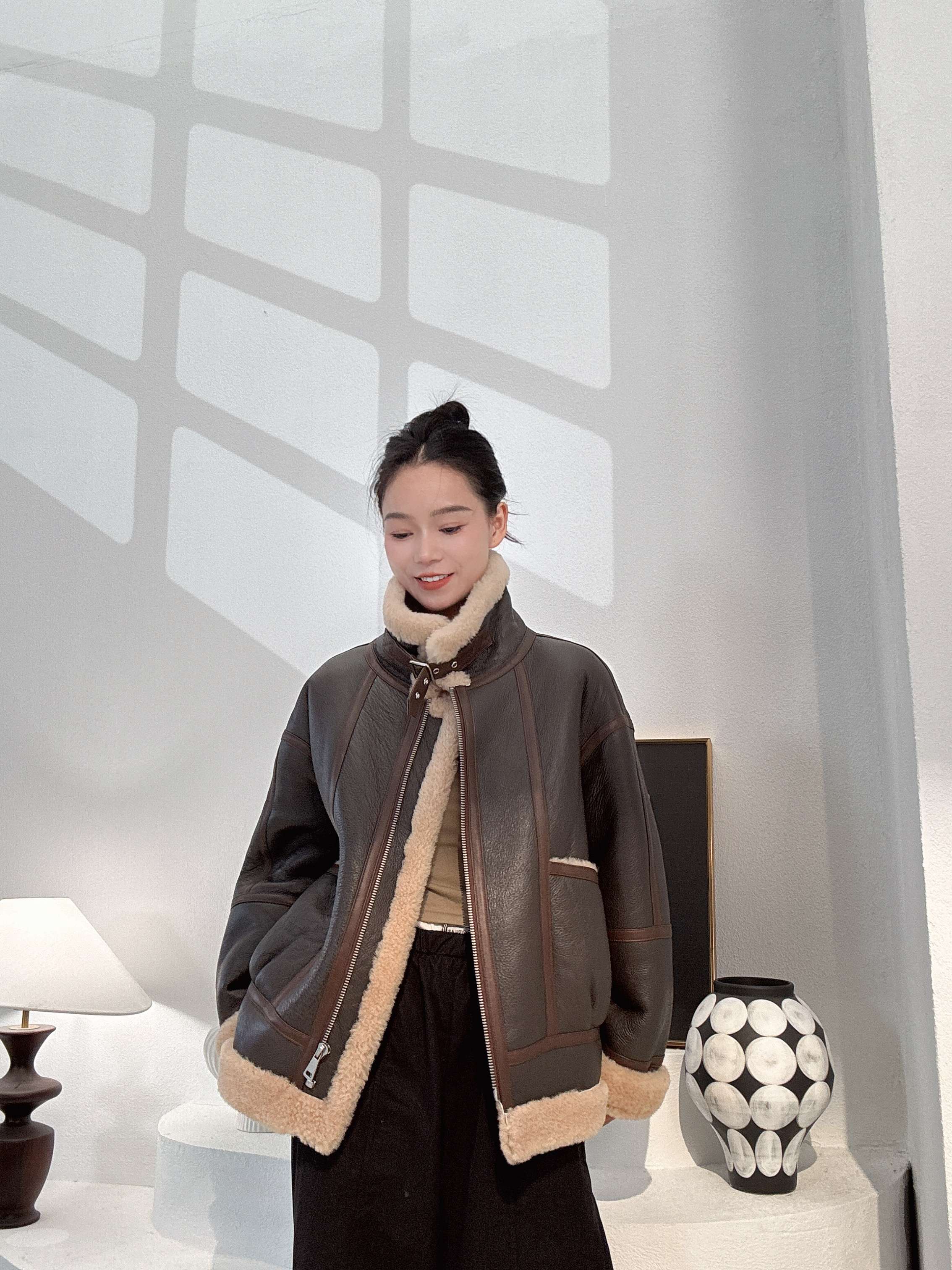 ZIKUO/紫阔2025秋冬特价可立可翻设计竖插口袋原生态皮毛一体863