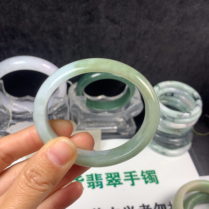 翡翠未镶嵌手镯15号。 54圈贵妃正圈52