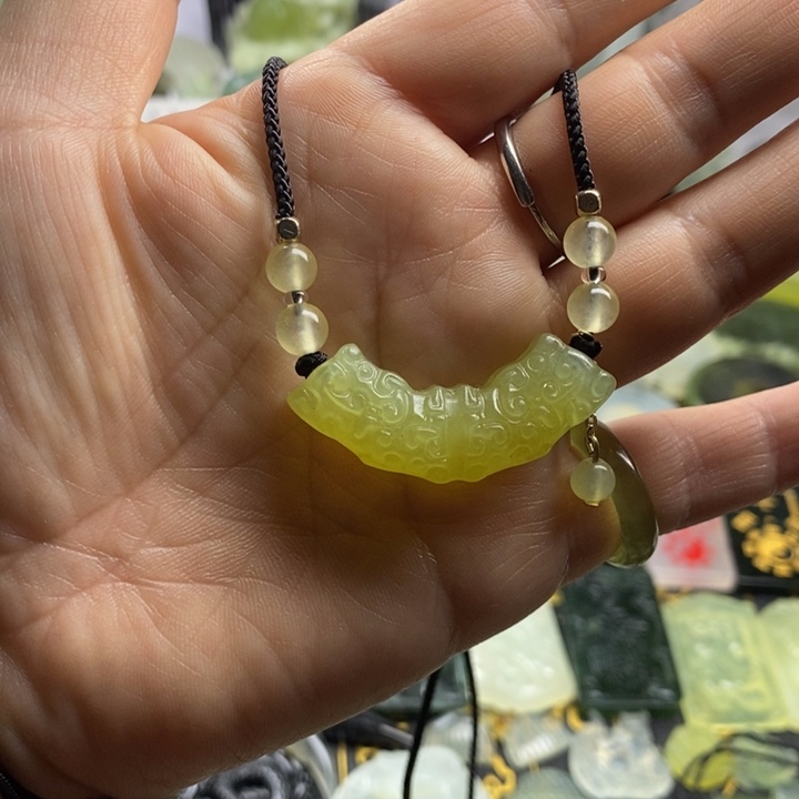 蛇纹石玉颈饰合金