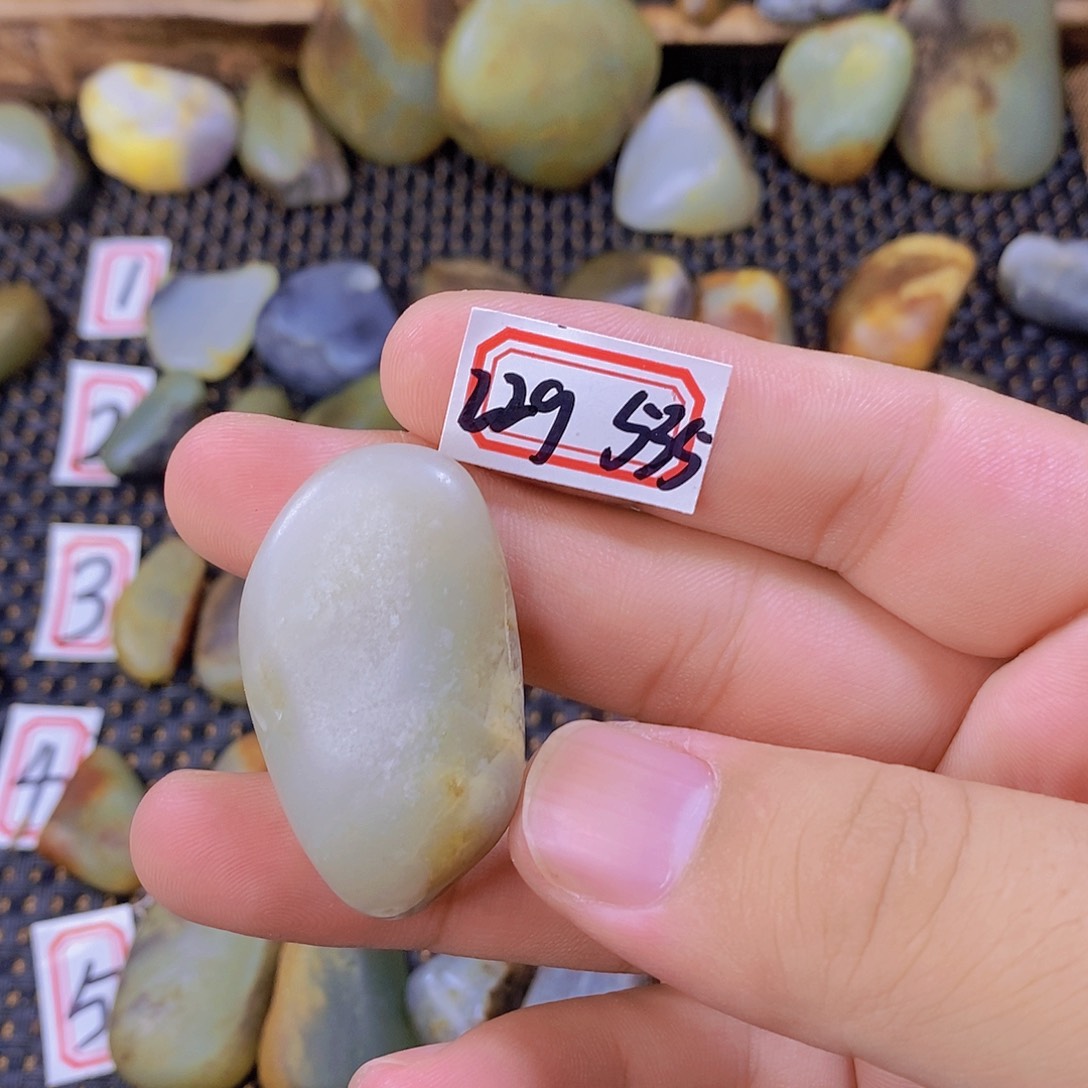 颈饰未镶嵌和田玉（糖玉）
