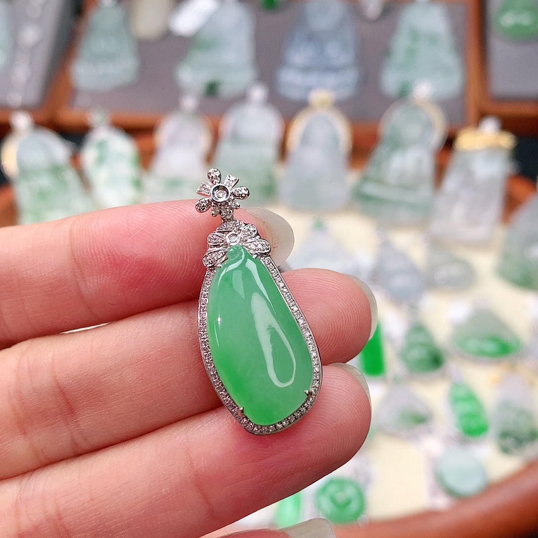 颈饰18K金镶嵌翡翠福瓜