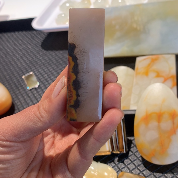 石英质玉（黄龙玉）未镶嵌颈饰