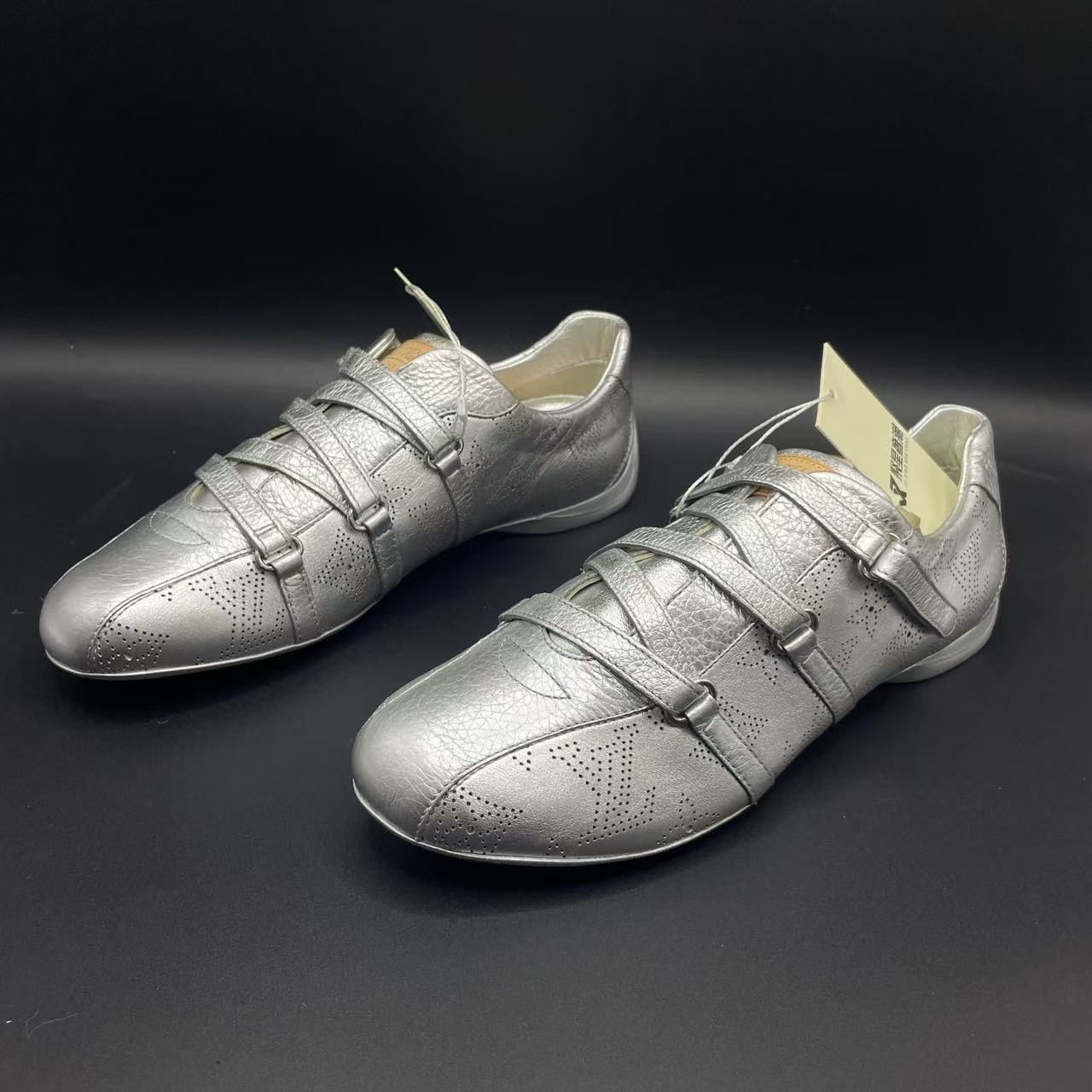 95新 LouisVuitton/路易威登 【聚星好物】银色板鞋37.5码cat015