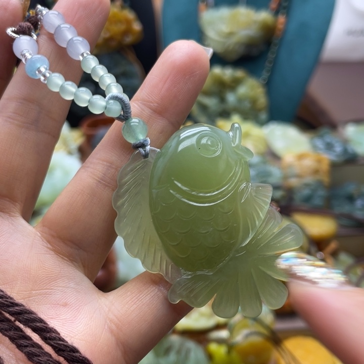 蛇纹石玉未镶嵌颈饰