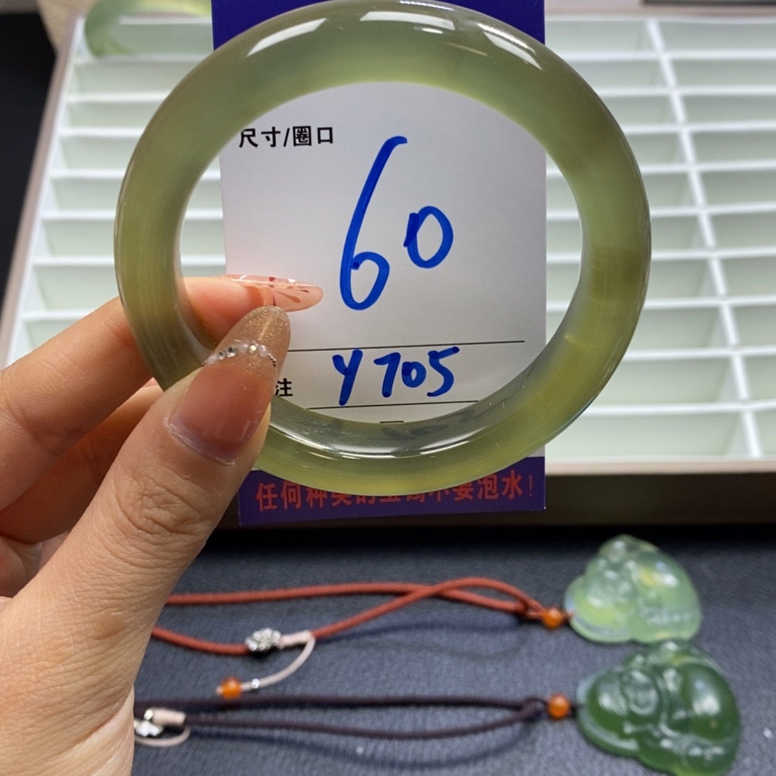 蛇纹石玉手镯未镶嵌